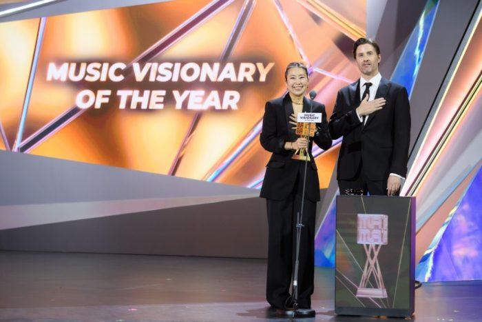 <2025 MAMA AWARDS> 올해의 트로피 주인공으로 넷플릭스 ‘케이팝 데몬 헌터스’ 선정