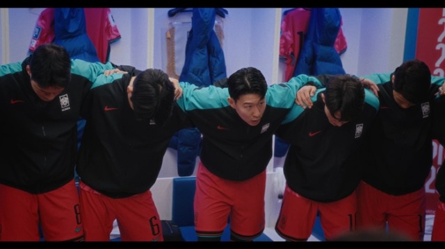 공개된 1, 2화에서는 논란 속 출범 후 마침내 하나가 된 ‘황금세대’ 대한민국 축구 대표팀의 치열한 사투와 그간 어디서도 밝히지 못했던 선수들의 솔직한 심정이 날것 그대로 공개돼 이목을 집중시켰다.