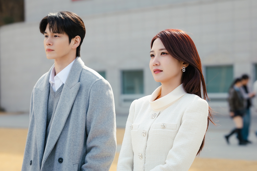 300년 미제 사건에서 시작된 비밀 공조