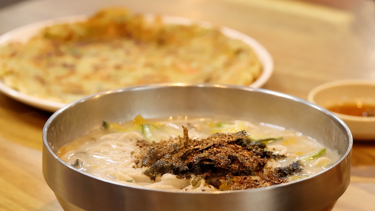 할머니 손맛 잇는 손자 사장님의 자연산 굴메밀칼국수